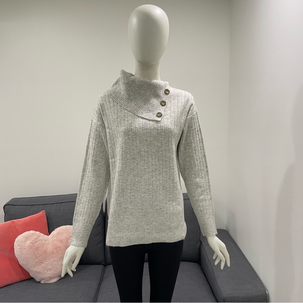 NWT GUILTY Lightweight Sweater Open Slit Collar Buttons Light Grey Size Medium